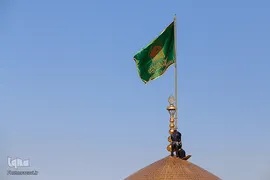 آیین تعویض پرچم گنبد منور رضوی در روز میلاد امام رضا(علیه‌السلام)