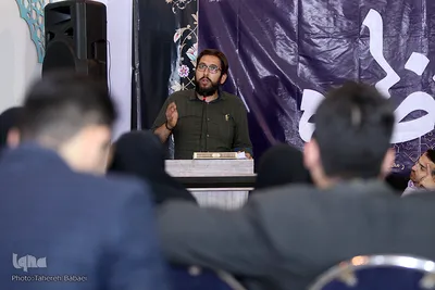 مسابقه مناظره دانشجویی میان دو تیم دانشگاه علامه طباطبایی و دانشگاه تهران در غرفه ایکنا در نمایشگاه قرآن کریم