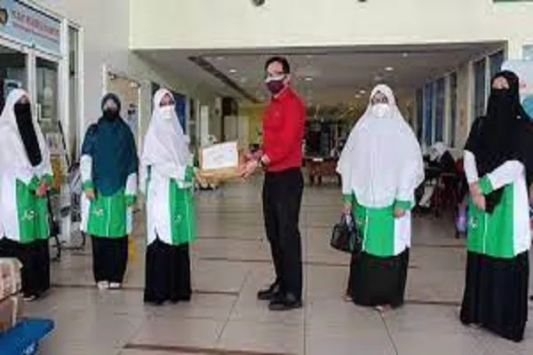 Muslimat PAS Putatan serah Al-Quran terjemahan kepada hospital