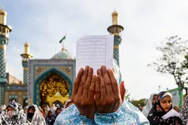 نماز عید سعید فطر در امام‌زاده پنج‌تن لویزان