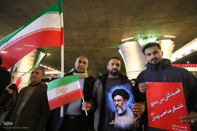تداوم تجمع شبانه شیرازی در بیعت با رهبری همراه با فرمانده شهید
