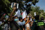 تجمع افغانستانی‌های مقیم مشهد در مقابل کنسولگری پاکستان
