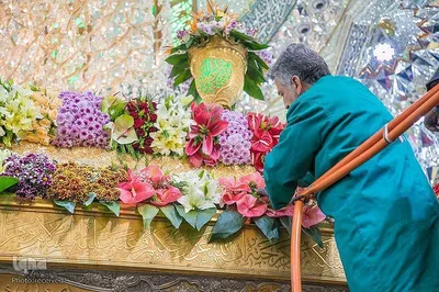 Heiliger Schrein von Imam Hussain (as.) mit Blumen geschmückt