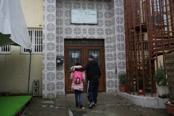 Fransa camilerde Arapça eğitimini kısıtlıyor