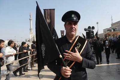 ⁨دسته خادمان حضرت معصومه(س) در روز شهادت امام رضا⁩(ع)