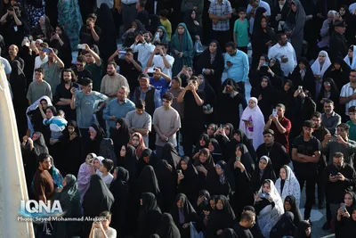 تعویض پرچم گنبد رضوی همزمان با آغاز ماه ربیع‌الاول

