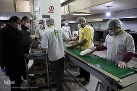توزیع غذای حضرتی آستان مقدس حضرت عبدالظیم حسنی(ع) میان بیماران کرونایی بستری در بیمارستان فیروزآبادی شهر ری