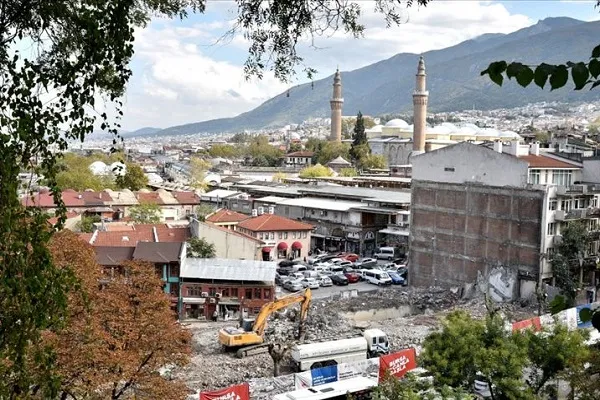 Bursa'da tarihi Ulu Cami ve çarşıların çevresindeki eski yapılar yıkılıyor