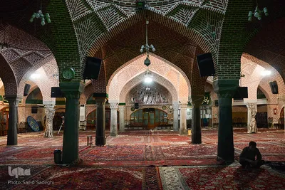 مسجد صاحب الامر، ایستاده در تاریخ