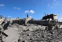 Fələstinli uşaq İsrailin dağıtdığı məscidin xarabalıqlarında azan oxudu