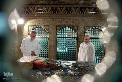 غبارروبی مضجع مطهر حضرت امام رضا (ع) با حضور رهبر انقلاب

