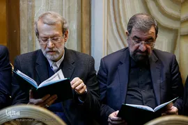از راست محسن رضایی، دبیر مجمع تشخیص مصلحت نظام و علی لاریجانی، رییس مجلس شورای اسلامی در مراسم وداع با پیکر آیت الله هاشمی شاهرودی