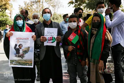 تجمع افغانستانی‌های مقیم مشهد در مقابل کنسولگری پاکستان

