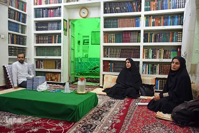 میز کار و مقبره علامه کمالی دزفولی در تصویر مشاهده می‌شود