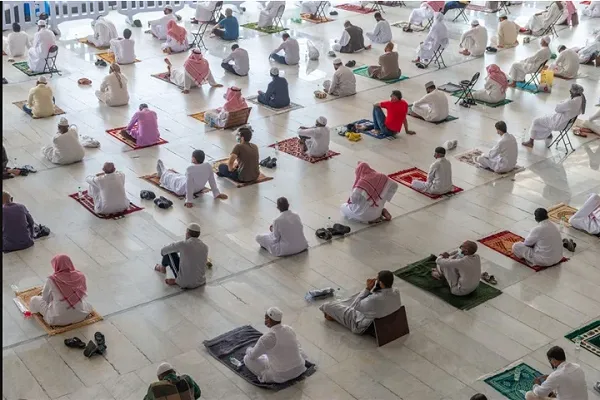 بالصور...جموع المصلين يؤدون الجمعة في المسجد الحرام