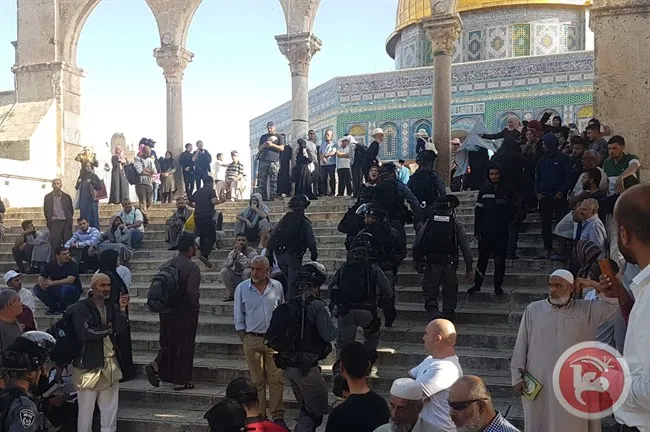 الاحتلال الاسرائيلي يصيب معتكفين بالأقصى