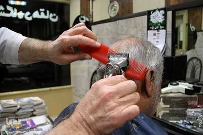 با گذشت چندین سال از کارش هنوز از ماشین اصلاح قدیمی و دستی اش استفاده می کند.