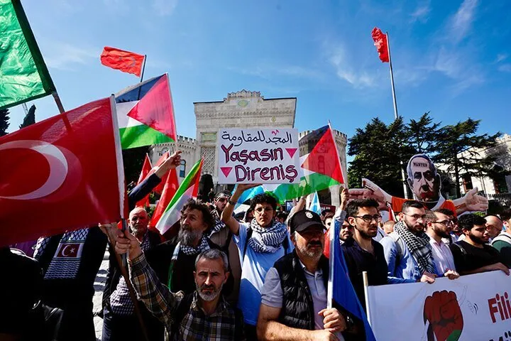 Türkiyəli gənclər sionist rejimə sursat daşıyan alman gəmisinə basqın ediblər
