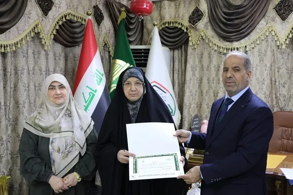 حافظة عراقية للقرآن تحصل على شهادة إجازة قراءة وإقراء القرآن + صور