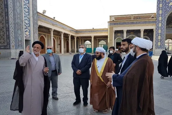 حضور جمعی از مهمانان کنفرانس وحدت در حرم حضرت معصومه(س)