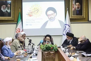 تجلیل از خدمات آیت‌الله «حسینی دشتی» و رونمایی از ترجمه و تفسیر «اَنوار»