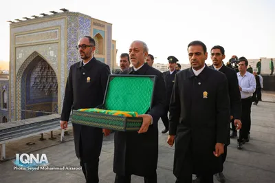 تعویض پرچم گنبد رضوی همزمان با آغاز ماه ربیع‌الاول
