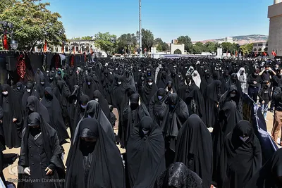 عزاداری واقامه نمازظهر عاشورا در تبریز