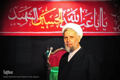 حجت‌الاسلام مصطفی آل مبارک، 47 ساله، امام جماعت مسجد 14 معصوم (ع) اهواز و عضو دفتر پاسخگویی به مسائل شرعی. از 4 سالگی روضه می‌رفته است. می‌گویم: امام حسین، می‌گوید: خیر دنیا و آخرت.
