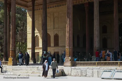 بازدید مسافران نوروزی از کاخ چهلستون اصفهان