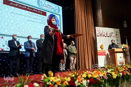 اعطای تندیس فداکاری به دانشجویان