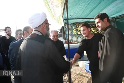 بازدید نماینده رهبر معظم انقلاب در استان سمنان از مواکب خدمت‌رسان به عزاداران شرکت کننده در مراسم تشییع رهبر شهید انقلاب 
