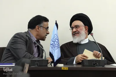 از راست آیت الله سید مصطفی محقق داماد، استاد دانشکده حقوق دانشگاه شهید بهشتی، احمد رضا خضری، رئیس هیات مدیره انجمن ایرانی تاریخ اسلام در نشست همایش مناسبات فلسفه و تمدن در جهان اسلام