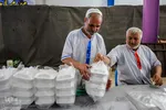 پخت غذا برای سیل‌زدگان خوزستانی توسط مواکب خمینی‌شهر