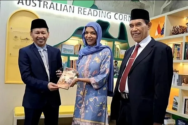 Australian Minister Donates Books to Istiqlal Mosque Library