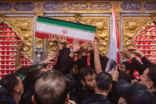 Perarakan Jenazah Syuhada di Samping Zarih Pemegang Panji Karbala Perarakan Jenazah Syuhada di Samping Zarih Pemegang Panji Karbala