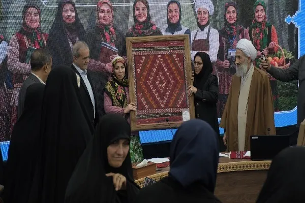 دست‌بافته‌های بومی زنان مازندرانی به رئیس‌ جمهور اهدا شد
