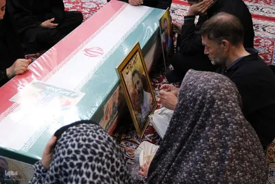 آیین وداع و تشییع پیکر مطهر ٨ شهید جنگ رمضان در شیراز