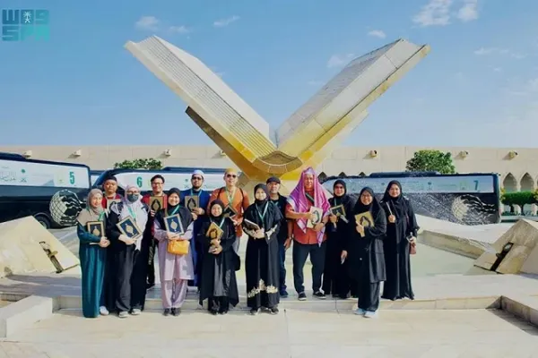 Asyalı umreciler Medine Kur’an Basım Kompleksini ziyaret etti
