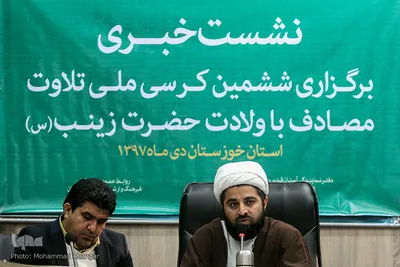 از سمت راست دانیال اریکه معاون فرهنگی دفتر نمایندگی آستان قدس رضوی در خوزستان و سیدکریم موسوی معاون قرآن ارشاد خوزستان 