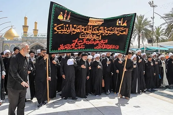 طلبة العلوم الدينية في كربلاء ينظمون مسيرة عزائية بذكرى شهادة الإمام الصادق (ع) + صور
