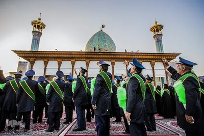 اهتزاز پرچم عزا بر فراز گنبد فيروزه‌اي آستان شاهچراغ(ع)
