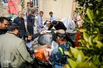 طبخ و توزیع نذورات حرم شاهچراغ(ع) در میان مناطق زلزله‌زده خان‌زنیان شیراز