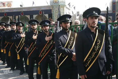 ⁨دسته خادمان حضرت معصومه(س) در روز شهادت امام رضا⁩(ع)