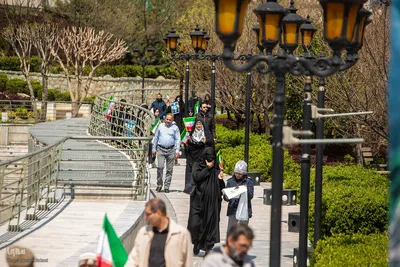 اجتماع عظیم مردمی و اهتزاز بزرگترین پرچم ایران در روز جمهوری اسلامی