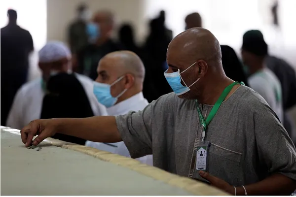 حجاج بيت الله الحرام يواصلون رمي الجمرات في ثاني أيام التشريق