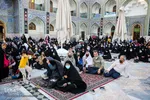 اهتزاز پرچم عزای حسینی بر فراز گنبد حرم رضوی
