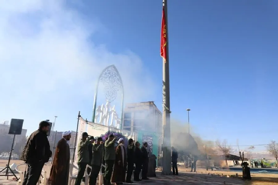 اهتزاز پرچم امام حسین(ع) در شهرکرد + عکس