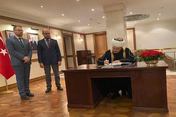 Муфтий Шейх Равиль Гайнутдин посетил Посольство Турецкой Республики в Москве и сделал запись в Книге соболезнований