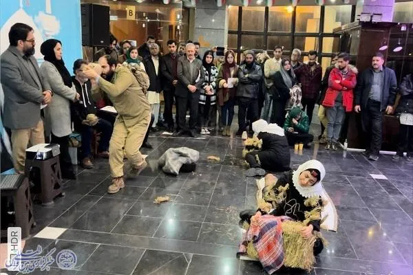 راه یابی نمایش خیابانی «مغزهای کادوپیچ شده» از مازندران به چهل و‌ دومین جشنواره بین المللی تئاتر فجر