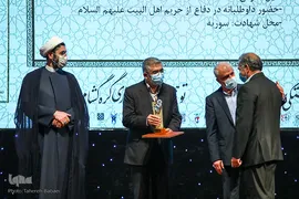 اعطای تندیس فداکاری به دانشجویان